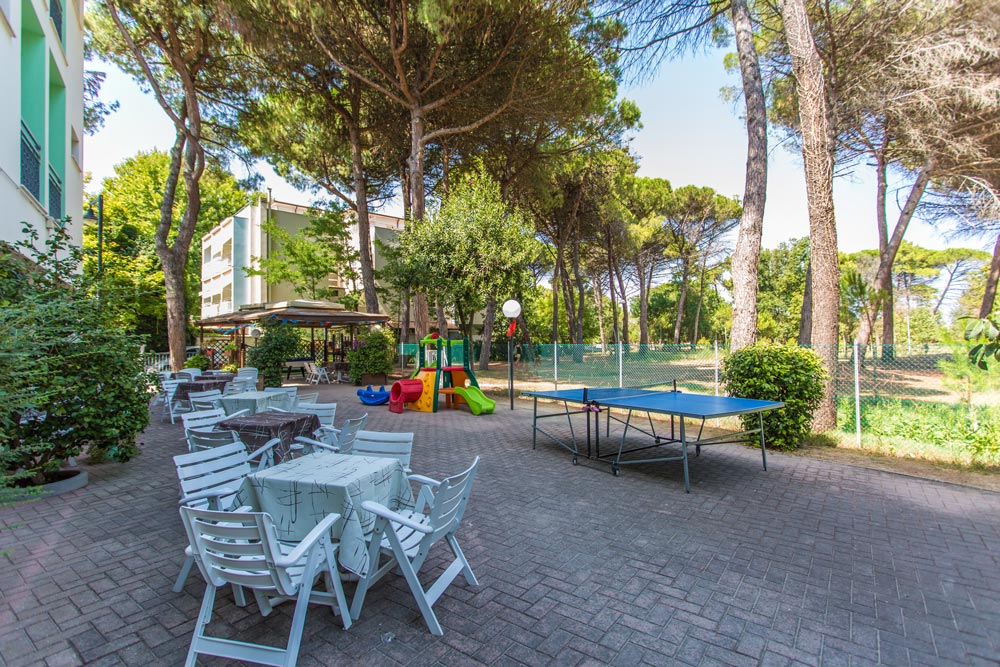 Area esterna Hotel con giochi vista Pineta Zadina di Cesenatico